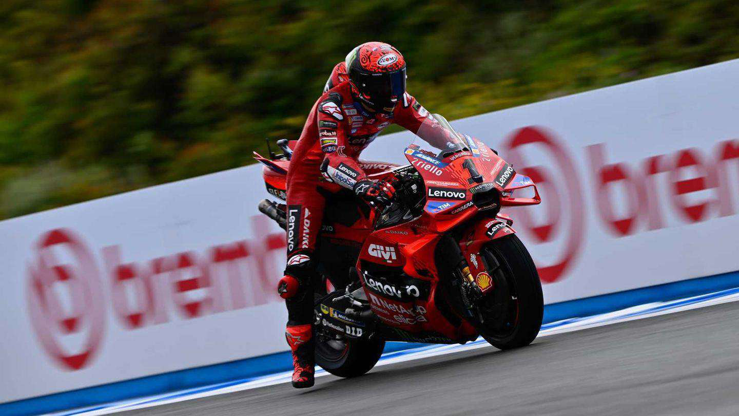 Moto de competición con frenos Brembo en circuito